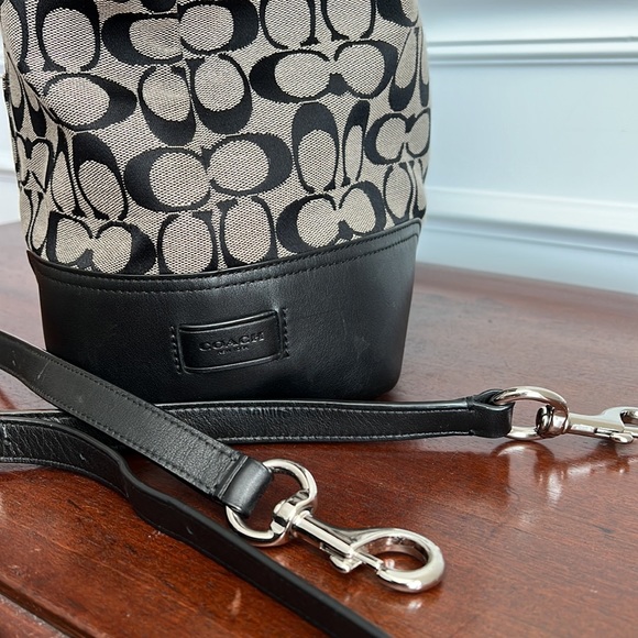 HADLEY SIGNATURE ZIP SATCHEL (COACH F31841)
SILVER/BLACK/WHITE/BLACK Preloved - Picture 11 of 11